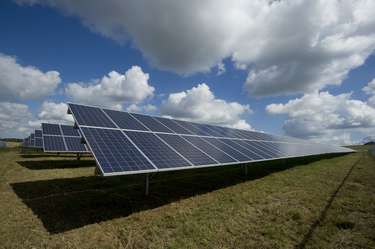 Paneles solares instalados en techo residencial